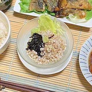 蕎麦の実を浸して沸かして冷やしててゅるてゅる小鉢